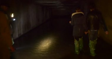 Dört Kişi Karanlık Bir Mağara Kiev Yeraltı Nehirleri Yeşil Gumboots Işıklar Erkek ve Kadın Turistler tarafından Yol Mağara Sığla Tarafından Foreward Yürüyüş Vardır
