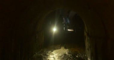 Adam Işıklar Su Deresi Yarım Daire Tavan Bir Mağara Turistlerin Karanlık Mağarada Yeni Yıl Gezisi Kiev Underground İnsanlar Işık Yol