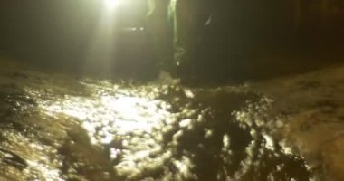 Su Deresi Küçük Şelale Close Up İnsanlar Kiev Yeraltı İnsanlar Işık Yol Yeni Yıl Gezisi karanlık bir mağarada Turistler yaklaştı