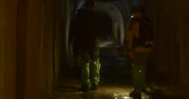Turistler Kiev Underground İnsanlar Işık Yol Yeni Yıl Gezisi gumboots bir Karanlık Mağarada Duvarlar Boyunca İnsanlar Boyunca İki Satır Yürüyüş