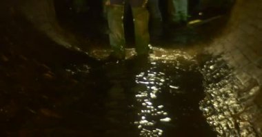 Turistler Mağara Backpacker bir Paved Zemin üzerinde Duran Lamplight Kiev Underground tarafından Karanlık Bir Mağara Işık Yol Yeni Yıl Gezi Turistler Geliyor