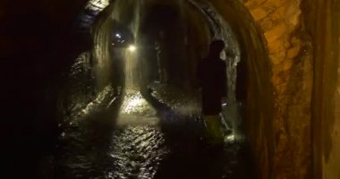İnsanlar Kiev Underground Lamplight Turistler tarafından Mağara Yeni Yıl Gezi Işık Bir Tavandan Su Dökme Önünde Duruyor