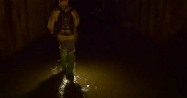 Gumboots backpacker Lamplight Kiev tarafından Karanlık Mağara Sıdağa Mağarası Yeni Yıl Gezi Turistler Su Yeraltı Nehri tarafından Yürüyüş