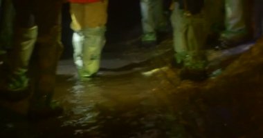 Gumboots İnsanlar Su Ayırıcı Grup tarafından Yürüyüş Karanlık Mağara Işık Lambalar Yeni Yıl Gezisi yeraltı Kiev Nehirleri tarafından Yol Duruyor