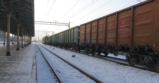 Vozy Frašského vlaku jsou poháněné náustní nápisy zkratka v ruském VTB vlak opouští stanici pohybující se zimní stanicí v Konotopu — Stock video