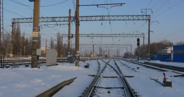 铁路空火车站的全景，在冬季线塔建筑的车站雪在地面日落晴朗天空乌克兰 — 图库视频影像