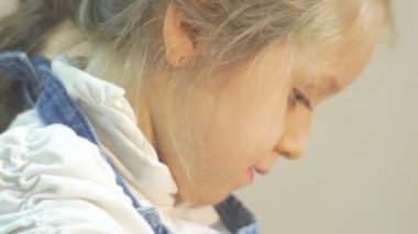 Küçük Kız Bir Çömlek Tekerlek Awkwardly Kid Çalışma Bir Pot Kalıplama Ciddi Yüz ile Atölye Tilt Down Little Blonde Girl bir Çömlek öğreniyor