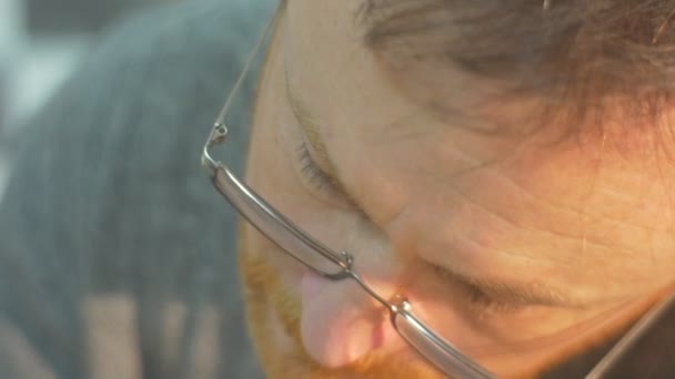 Hombre de mediana edad en gafas está trabajando con atención en algo concentrado cara hombre está mirando delante de él haciendo olla de arcilla con estatuilla de gato — Vídeos de Stock