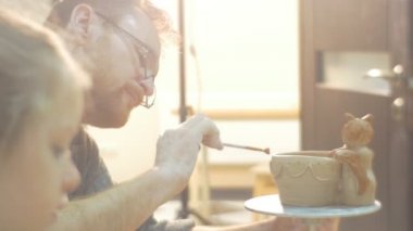 Orta Yaşlı Adam Ve Küçük Kız Adam Glazing Pot Özenle Sat Figurine Bir Pot İnsanlar Bir Çömlekçilik Öğrenme Bir Hediye Yapıyoruz Holding olduğunu