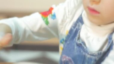 Little Girl Bir Çömlekçilik Tekerlek Eller Bir Kil Basıyor Close Up Çalışma Awkwardly Kid Bir Pottery Tilt Up Little Blonde Ciddi Kız Tilt Aşağı Öğreniyor