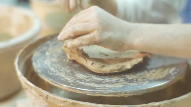 Les mains d'un enfant sculptent un pot Les bords d'un pot Serious Girl Pottery Wheel Hands Gros plan Travailler mal à l'aise Enfant apprend une poterie Petite fille aux mains sales — Video