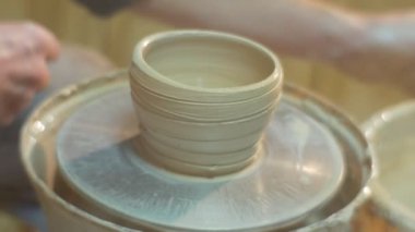 Adam bir ham toprak kap konu kapalı kirli eller yakın kadar tekerlek kalıplama tarafından bir kil Pot çalışan bir çanak çömlek tekerlek öğrenme seramik atölyesi ayıran