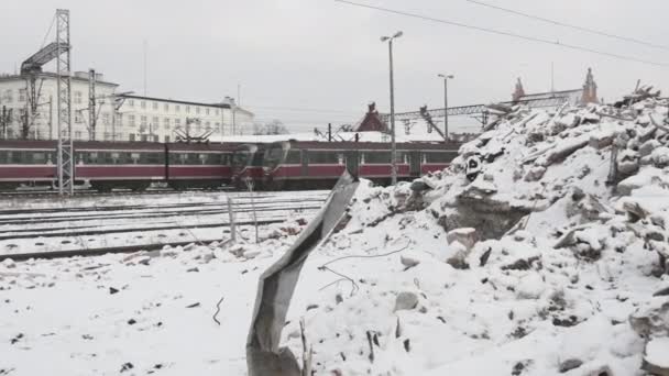 两个红色列车从一堆废物客运电动火车停在铁路车站全景电线塔冬天雪阴天灰色的天空 — 图库视频影像