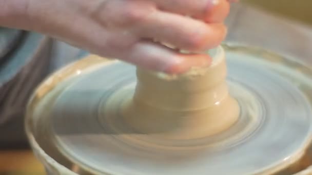 男性手は親指人陶工によって鍋に成形が作っている陶器ホイール汚い手回転に取り組んで粘土ポット ホイール陶器のワーク ショップ — ストック動画