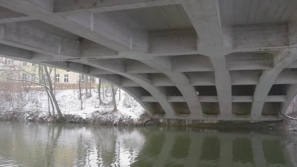 Pemandangan Pavement Pejalan Kaki Di Bawah Jembatan Melalui Sungai Kecil Lambat Bebek yang Mengambang Bersama di Permukaan Pond Bawah Jembatan Daytime Kiev — Stok Video