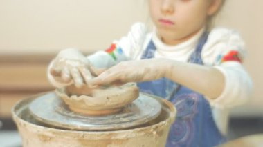 Çocuk Clay Circle Heykel Vazo Küçük Blonde Kız Alt Kalıplama Bir Çömlekçilik Tekerlek Konsantre Çömlekçilik Atölyesi'nde Bir Hediye Yapma Üzerinde Çalışıyor