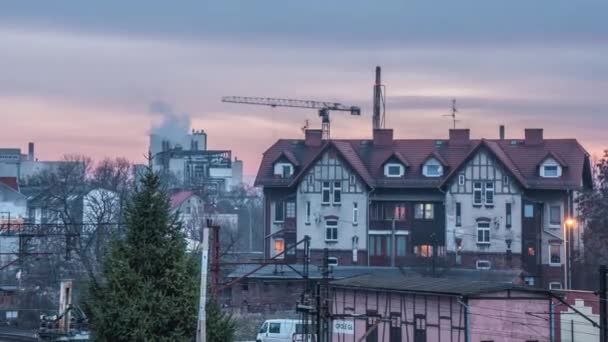 Wohnhauskran arbeitet Fabrik Hyperlapse titelapse Rauch steigt aus einem Rohr Wolken an einem Himmel Abend kommt Lichter eingeschaltet werden — Stockvideo