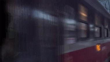 İnsanlar altında çatı istasyonu kırmızı tren tren geldiğinde, bırakarak vagonlar yakın kadar Hyperlapse Titelapse tren istasyonu trenler binaları şehir sokak olduğunu