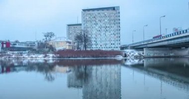 Cityscape Modern çok katlı binalar Hyperlapse Titelapse günleridir su akşam bir köprü araçlarda dalları ağaçları kış kar Panorama çıplak