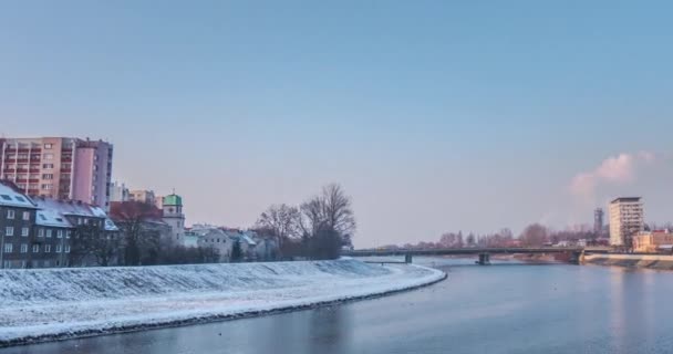 Люди идут по мосту через речные башни Cityscape Зимний Hyperlapse Timelapse Снег в первый солнечный день второй Красный блок башни собора — стоковое видео