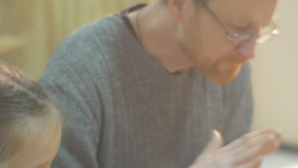 Jongen-meisje is glimlachend zit op haar grootvader Man in glazen en meisje werken met klei een beeldjes potten beeldjes op Workshop beeldhouwen — Stockvideo