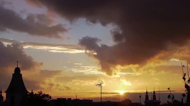 Campanario Silueta Iglesia Vieja Time Lapse Obteniendo Edificio Oscuro y Árboles Ciudad Vieja Paisaje Nubes Flotantes Atardecer Cielo Amarillo Nubes Oscuras Cloudscape — Vídeos de Stock