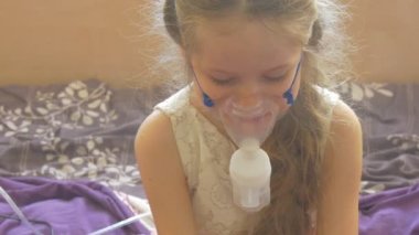 Çocuk Bir Yatakta Bir Inhaler Maske Kız Bir Inhaler Maske Kız Bir Koğuşta Hasta Çocuk Raising Up Onun Yüzünde Sabit Nebülizör Maskesi ile Oturuyor Oturuyor
