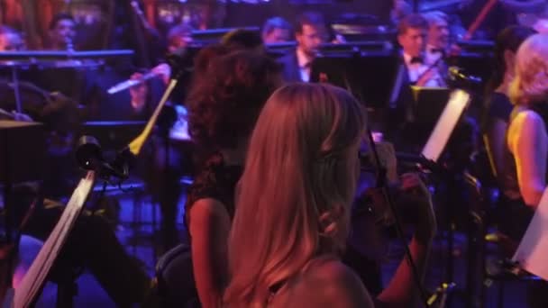 Women are Playing Violins Hall is getting Dark The Greatest Hits by Rock Symphony Ukrainska turnékonsert i Kiev Dirigent är Nikolai Lysenko — Stockvideo