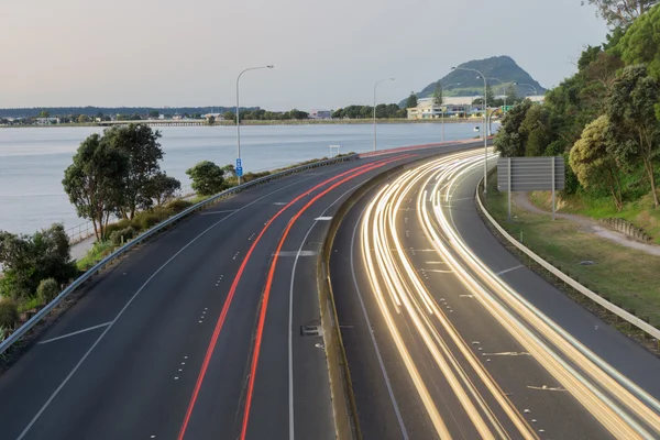 Fluxos de luz da estrada ao longo de Takitimu Drive ao anoitecer olhando para o norte — Fotografia de Stock