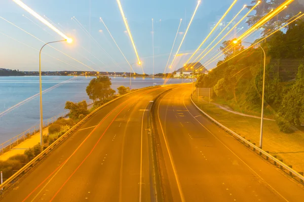 Tauranga Highway Nacht Szene mit Fahrzeug und Straßenlaternen in z — Stockfoto