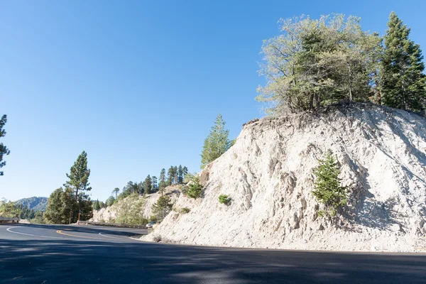 Kurvenreiche Straße, die in den San Bernardino Nationalwald führt, um — Stockfoto