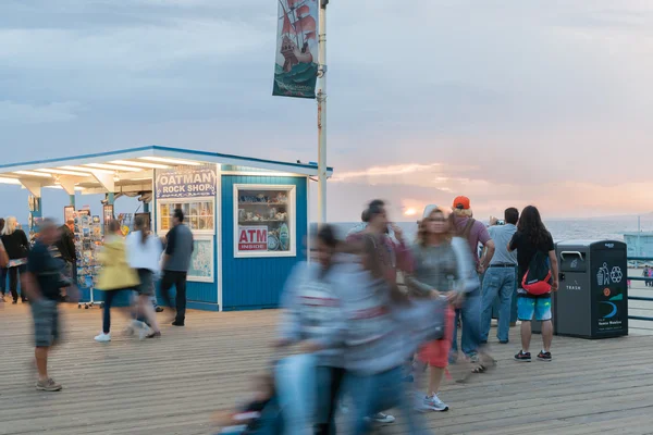 Muelle de Santa Mónica personas moviéndose al atardecer — Foto de Stock