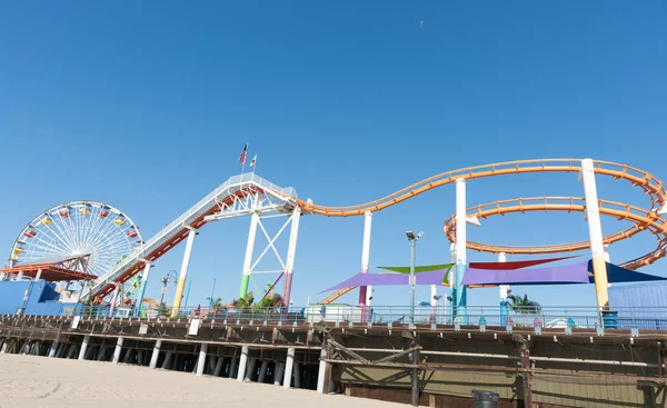 Santa Monica Pier Fahrgeschäfte und Attraktionen — Stockfoto