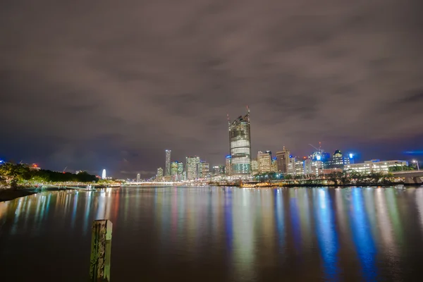 Brisbane Stadtsilhouette leuchtet nachts von Süden her über den Fluss — Stockfoto