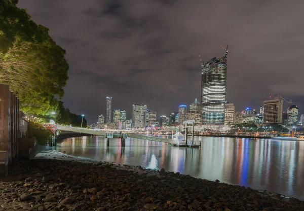 Brisbane stadens skyline ljus över floden på natten från södra British Airways — Stockfoto