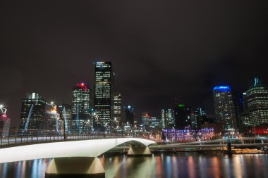 Brisbane, Avustralya - 27 Nisan 2016; Brisbane Victoria Köprüsü iluminated karanlık ve şehir Schüco karşı