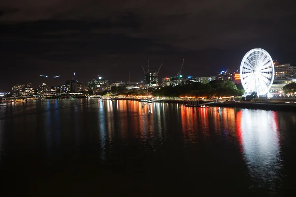 Brisbane, Australien - 27 April 2016; Brisbane Victoria Bridge iluminated mot mörkret och staden buildi — Stockfoto