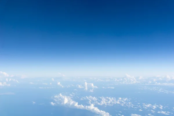 Blå himmel ovanför molnen — Stockfoto
