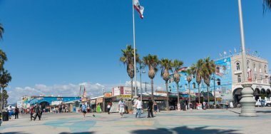 Turistler boardwalk öndeki yapışkan mağazaları ve ucuz sı yürüyüş