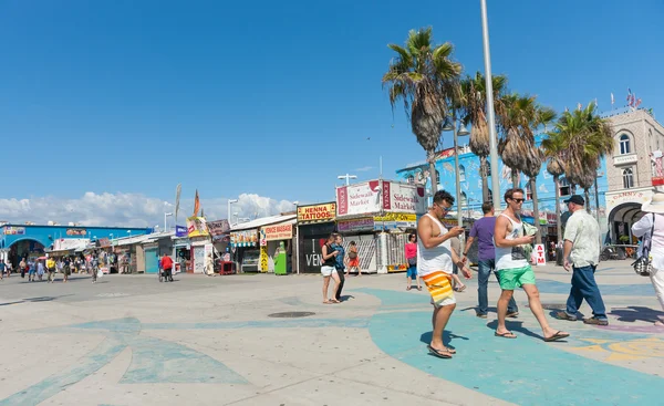 Туристи прогулятися boardwalk в передній липкий магазинів і дешеві si — стокове фото