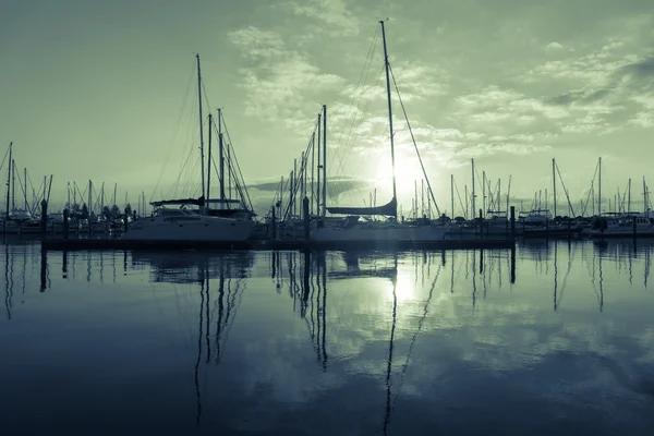 Sunrise through marina masts. — Stock Photo, Image