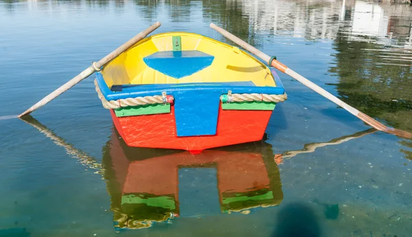 Τα λαμπρά χρωματισμένα βάρκα σε νερό — Φωτογραφία Αρχείου