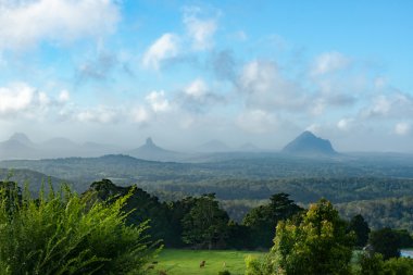 Avustralya sahne Queensland cam ev dağlar.