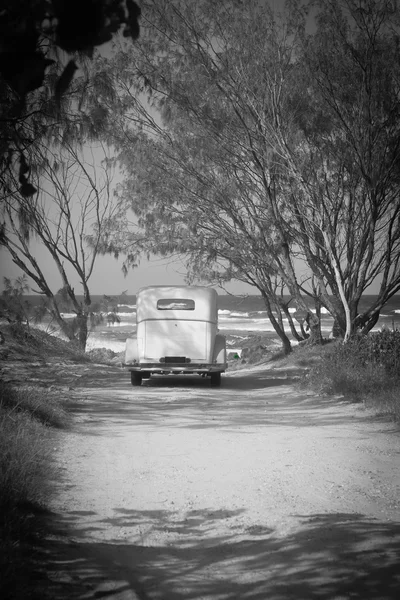 Vintage autó parkolt a strandon, a fekete-fehér — Stock Fotó