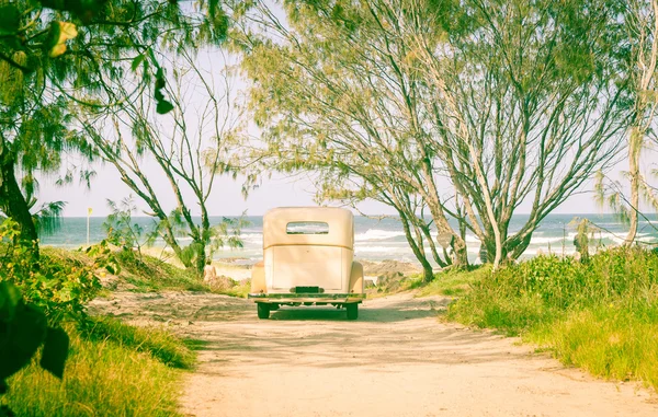 Coche Vintage aparcado junto a la playa — Foto de Stock