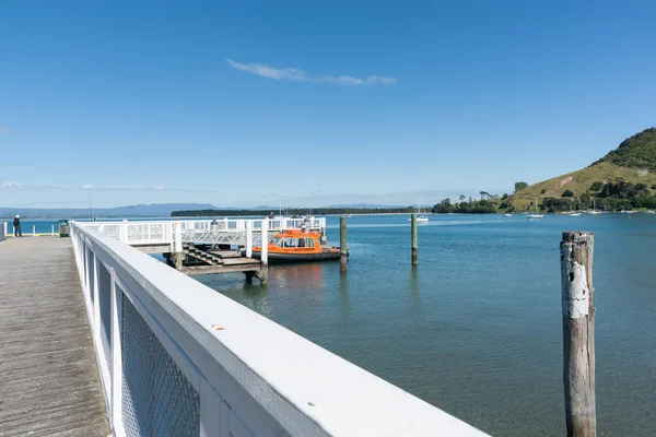 Maunganui salisbury Kai mit orangefarbenem Wassertaxi am Pier — Stockfoto