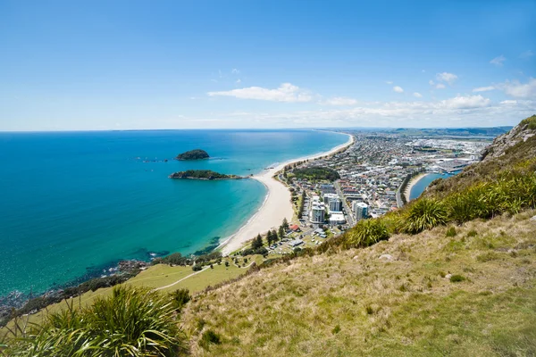 Langer weißer Strand des Berges maunganui — Stockfoto