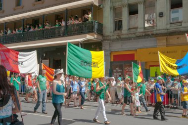Brisbane sokaklarında parading St Paddy günü