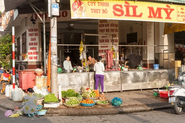 Vietnamese butchery and fruit and vegetable vendor on footpath i — Stock Photo, Image