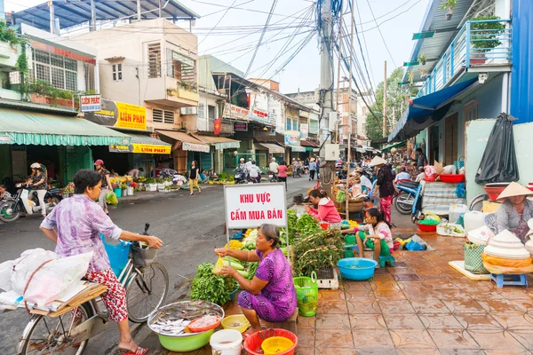 Street of Vietnamese fruit and vegetable vendors camped on sidew — Stock Photo, Image